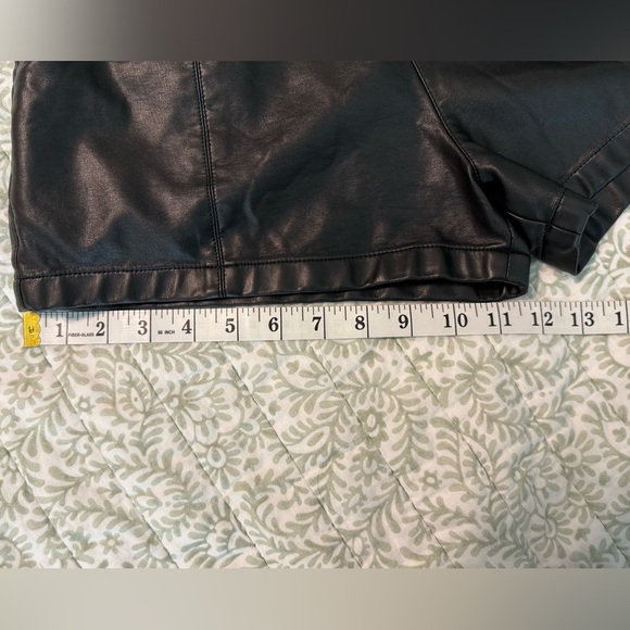 Everbellus High Rise Black Faux Leather Shorts with Pockets Small - Picture 7 of 7